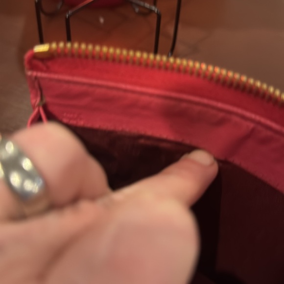 Beautiful Prada Safiano Long wallet. This wallet is in excellent condition. - Picture 6 of 7